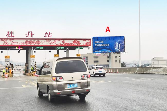 佛山東西主干道上的品牌地標：桂丹高速立柱大牌廣告